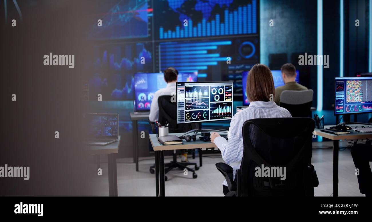 Analisi dei grafici del dashboard KPI su un tablet nero in ufficio. Dati di monitoraggio del consulente finanziario Foto Stock