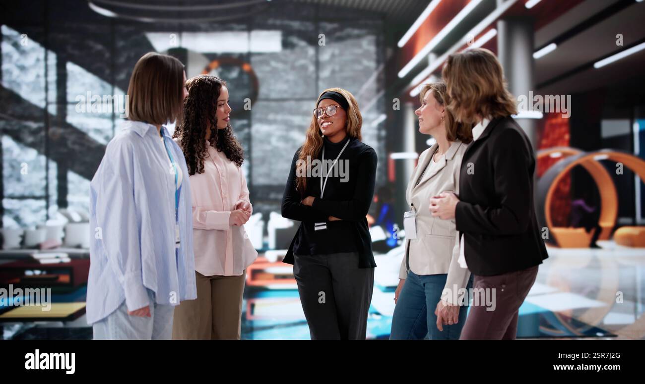 Una donna afroamericana di successo conduce un incontro strategico aziendale con un team diversificato Foto Stock