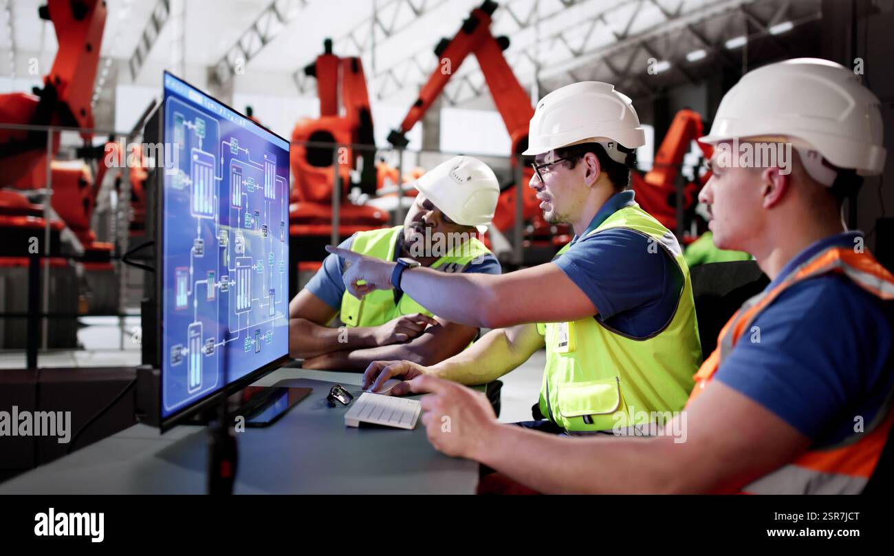 Ingegnere che utilizza il software desktop SCADA presso la linea di impianti di produzione di automobili. Foto Stock