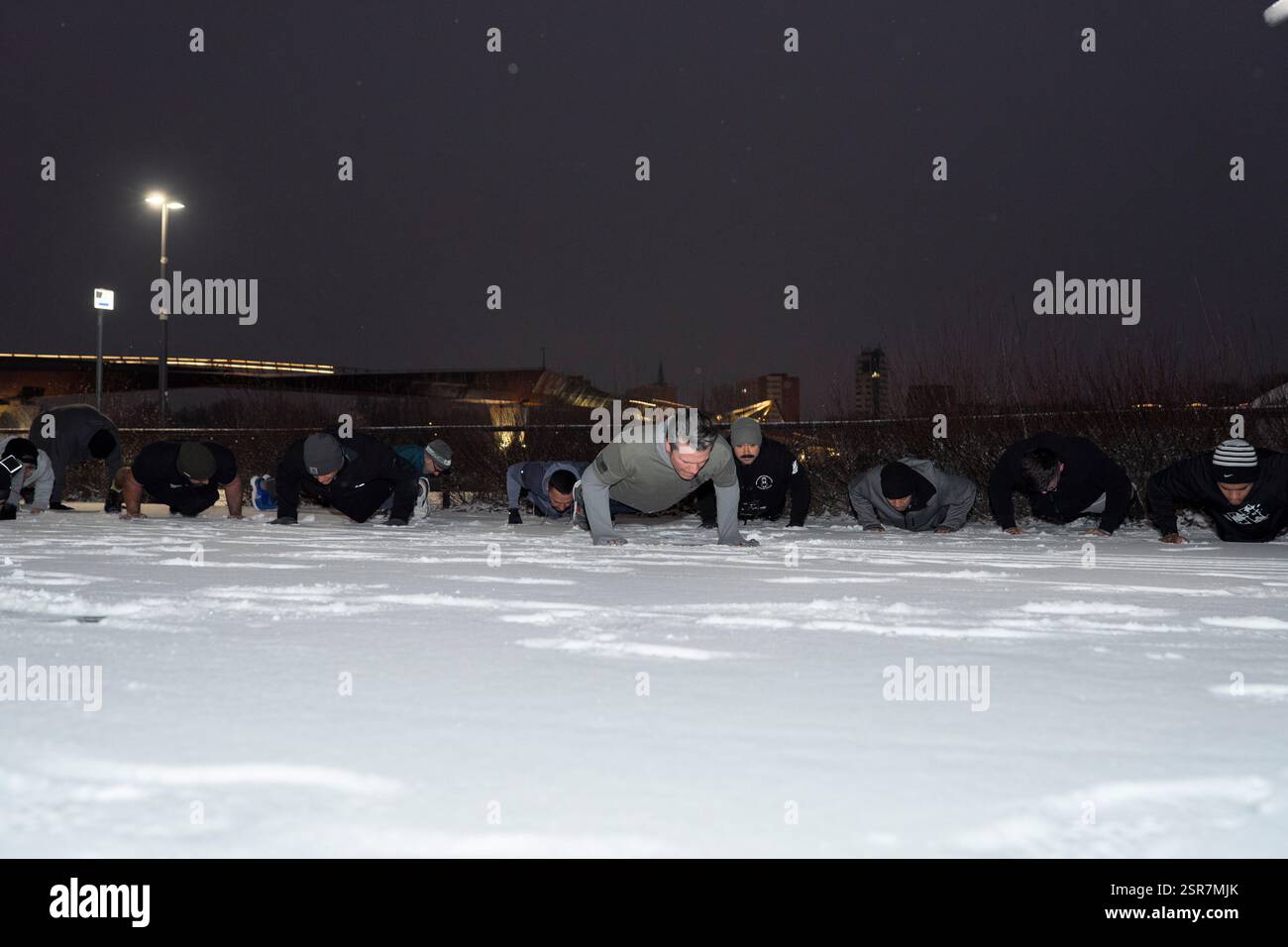 Il Segretario alla difesa Pete Hegseth partecipa ad una sessione mattutina del PT con le truppe di stanza a Varsavia, Polonia, 14 febbraio 2025. (Foto del DoD del sottufficiale della Marina degli Stati Uniti Alexander C. Kubitza) Foto Stock