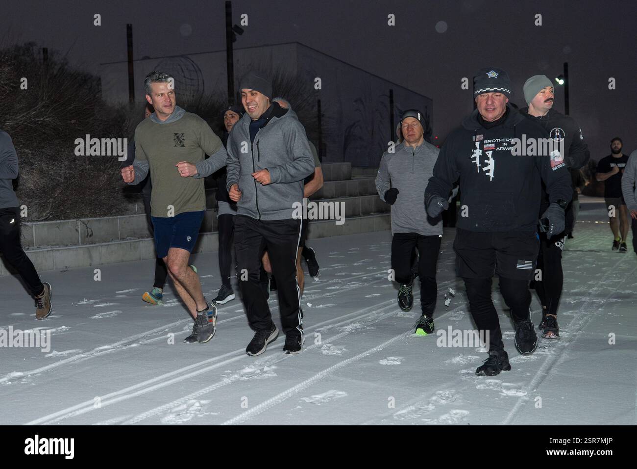 Il Segretario alla difesa Pete Hegseth partecipa ad una sessione mattutina del PT con le truppe di stanza a Varsavia, Polonia, 14 febbraio 2025. (Foto del DoD del sottufficiale della Marina degli Stati Uniti Alexander C. Kubitza) Foto Stock