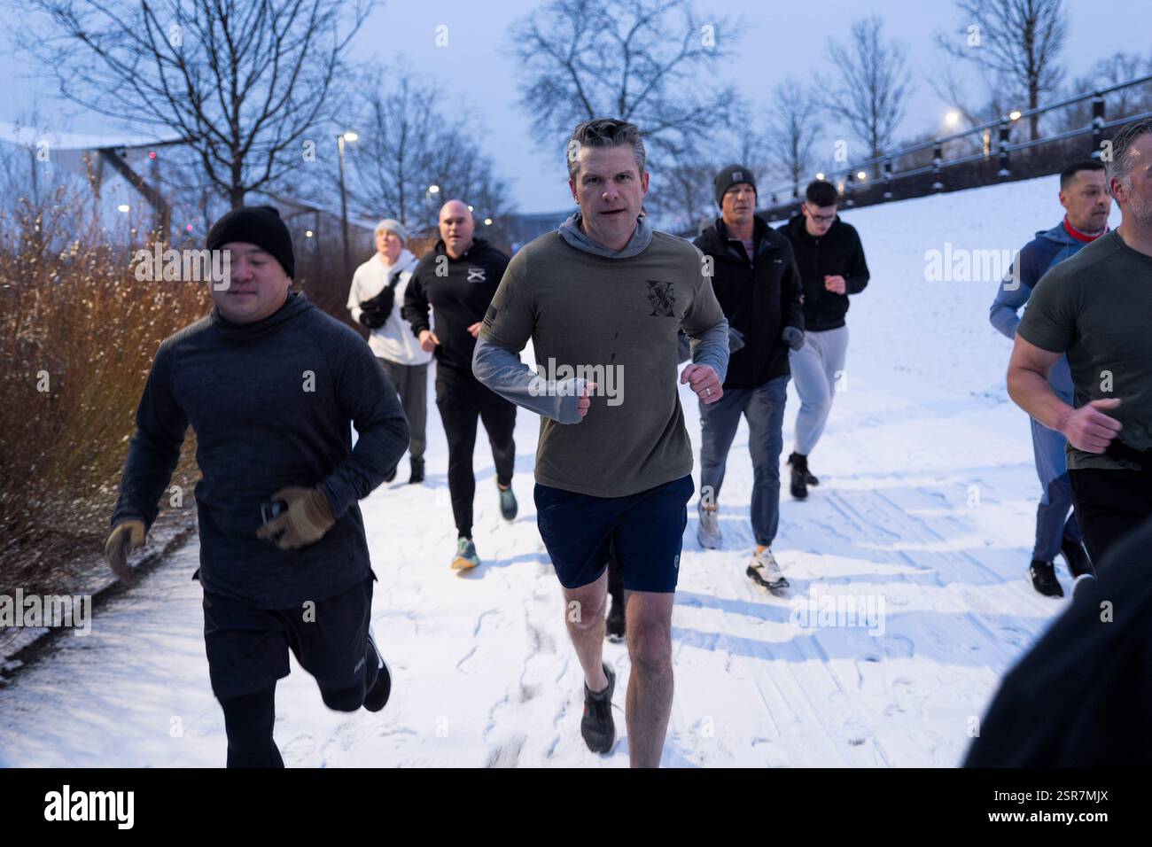 Il Segretario alla difesa Pete Hegseth partecipa ad una sessione mattutina del PT con le truppe di stanza a Varsavia, Polonia, 14 febbraio 2025. (Foto del DoD del sottufficiale della Marina degli Stati Uniti Alexander C. Kubitza) Foto Stock