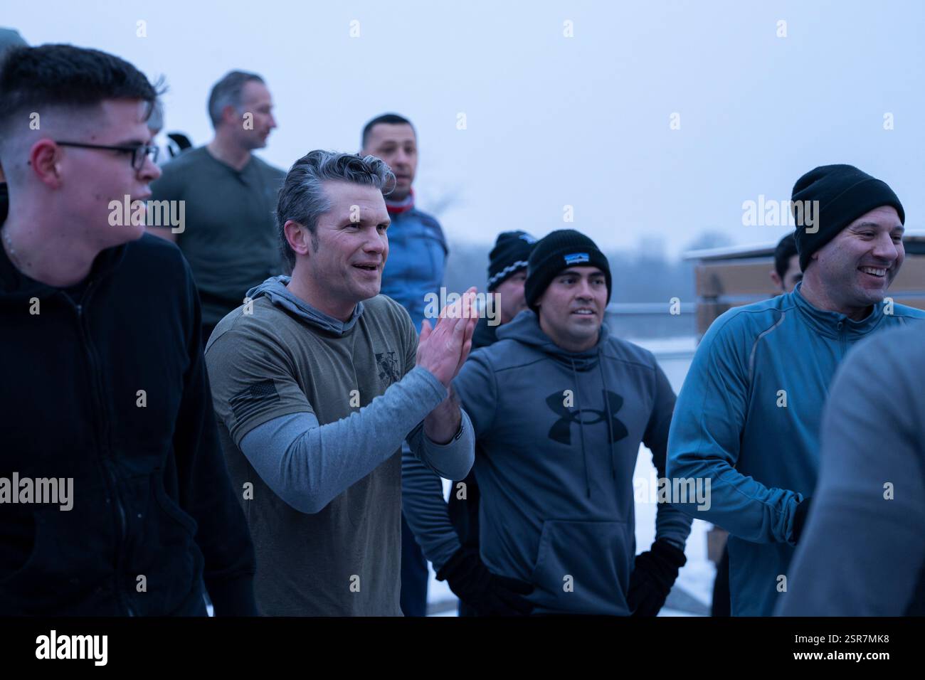 Il Segretario alla difesa Pete Hegseth partecipa ad una sessione mattutina del PT con le truppe di stanza a Varsavia, Polonia, 14 febbraio 2025. (Foto del DoD del sottufficiale della Marina degli Stati Uniti Alexander C. Kubitza) Foto Stock