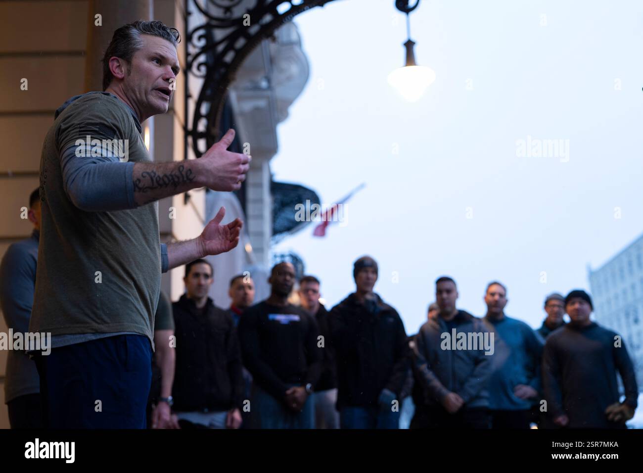 Il Segretario alla difesa Pete Hegseth partecipa ad una sessione mattutina del PT con le truppe di stanza a Varsavia, Polonia, 14 febbraio 2025. (Foto del DoD del sottufficiale della Marina degli Stati Uniti Alexander C. Kubitza) Foto Stock