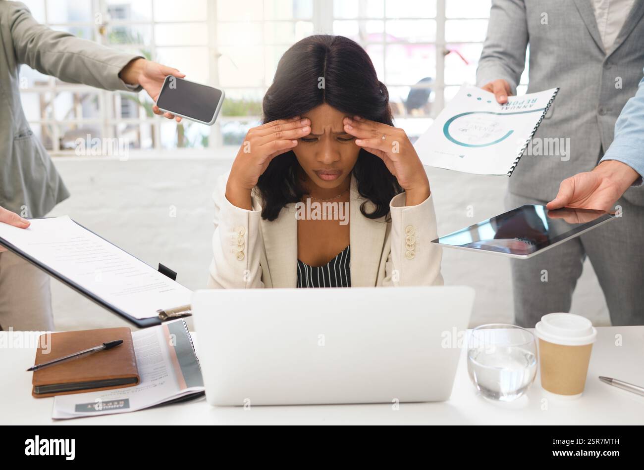 Business, donna e caos con mal di testa dovuti allo stress in ufficio, all'ansia dei dirigenti e al cattivo multitasking. Persona, dipendenti e attrezzature in fase di esaurimento Foto Stock
