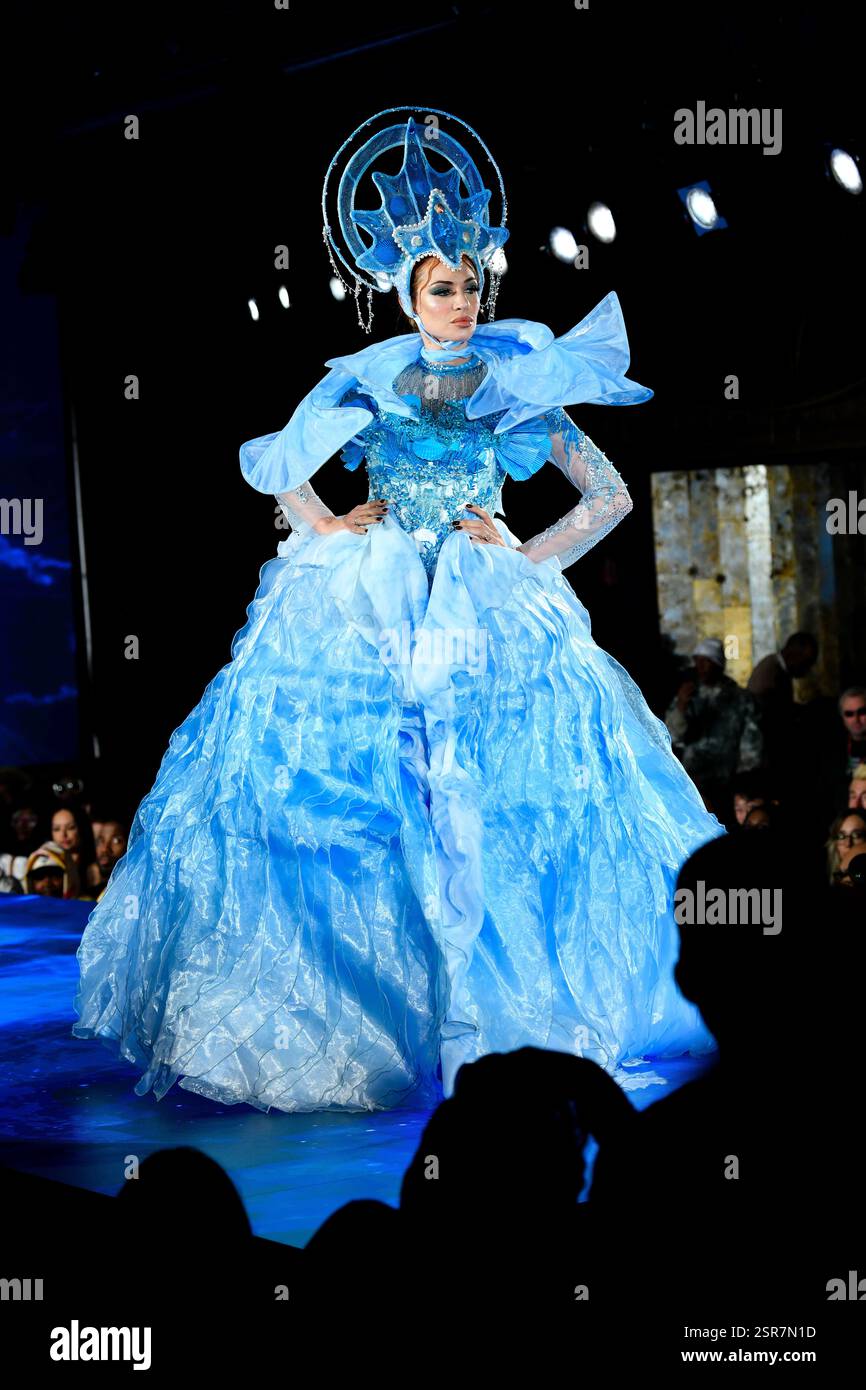 Model Walk la passerella alla New York Fashion Week autunno 2025, che si tiene a New York dal 6 all'11 febbraio. Foto Stock