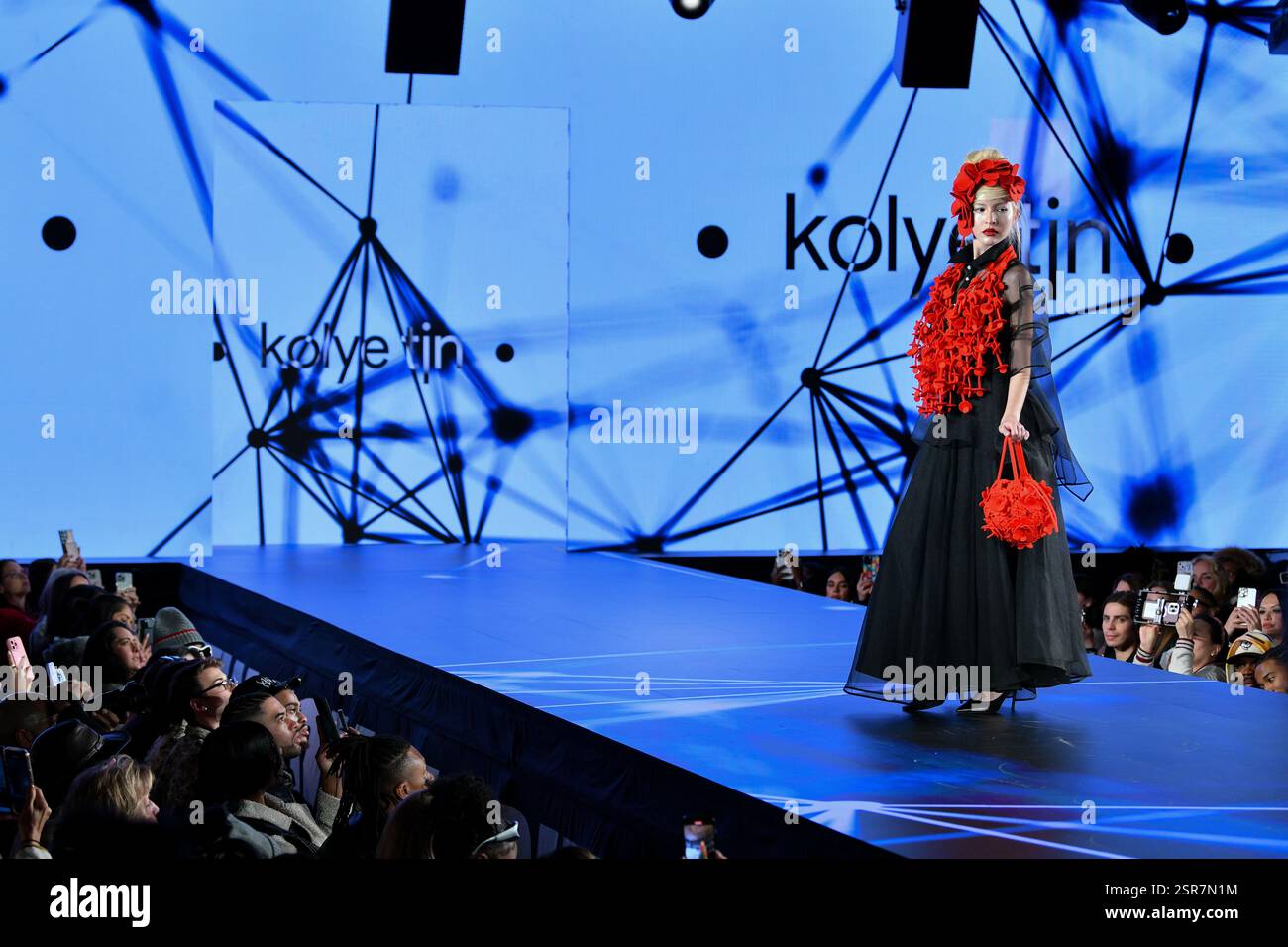 Model Walk la passerella alla New York Fashion Week autunno 2025, che si tiene a New York dal 6 all'11 febbraio. Foto Stock