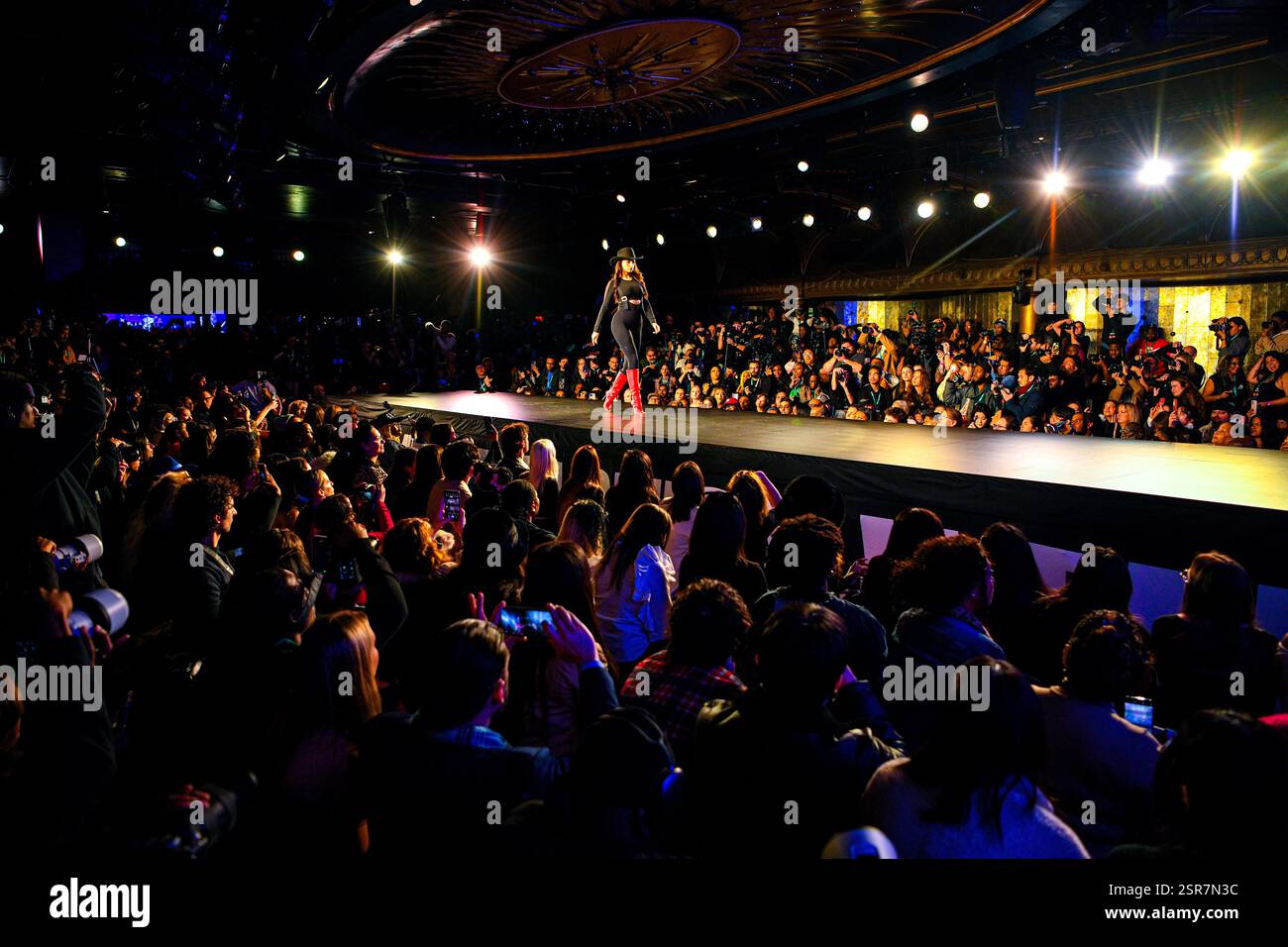 Model Walk la passerella alla New York Fashion Week autunno 2025, che si tiene a New York dal 6 all'11 febbraio. Foto Stock