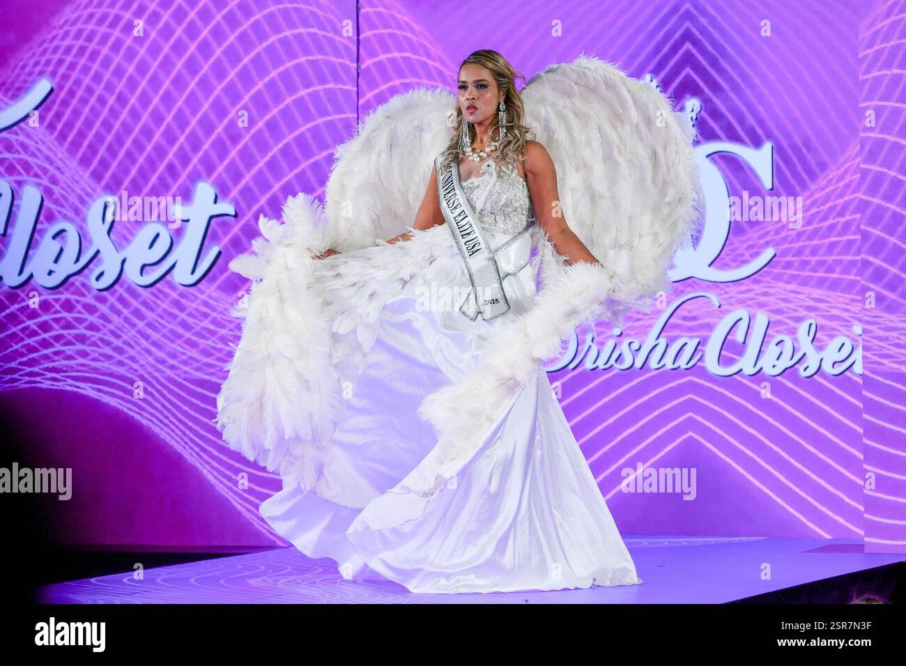 Model Walk la passerella alla New York Fashion Week autunno 2025, che si tiene a New York dal 6 all'11 febbraio. Foto Stock
