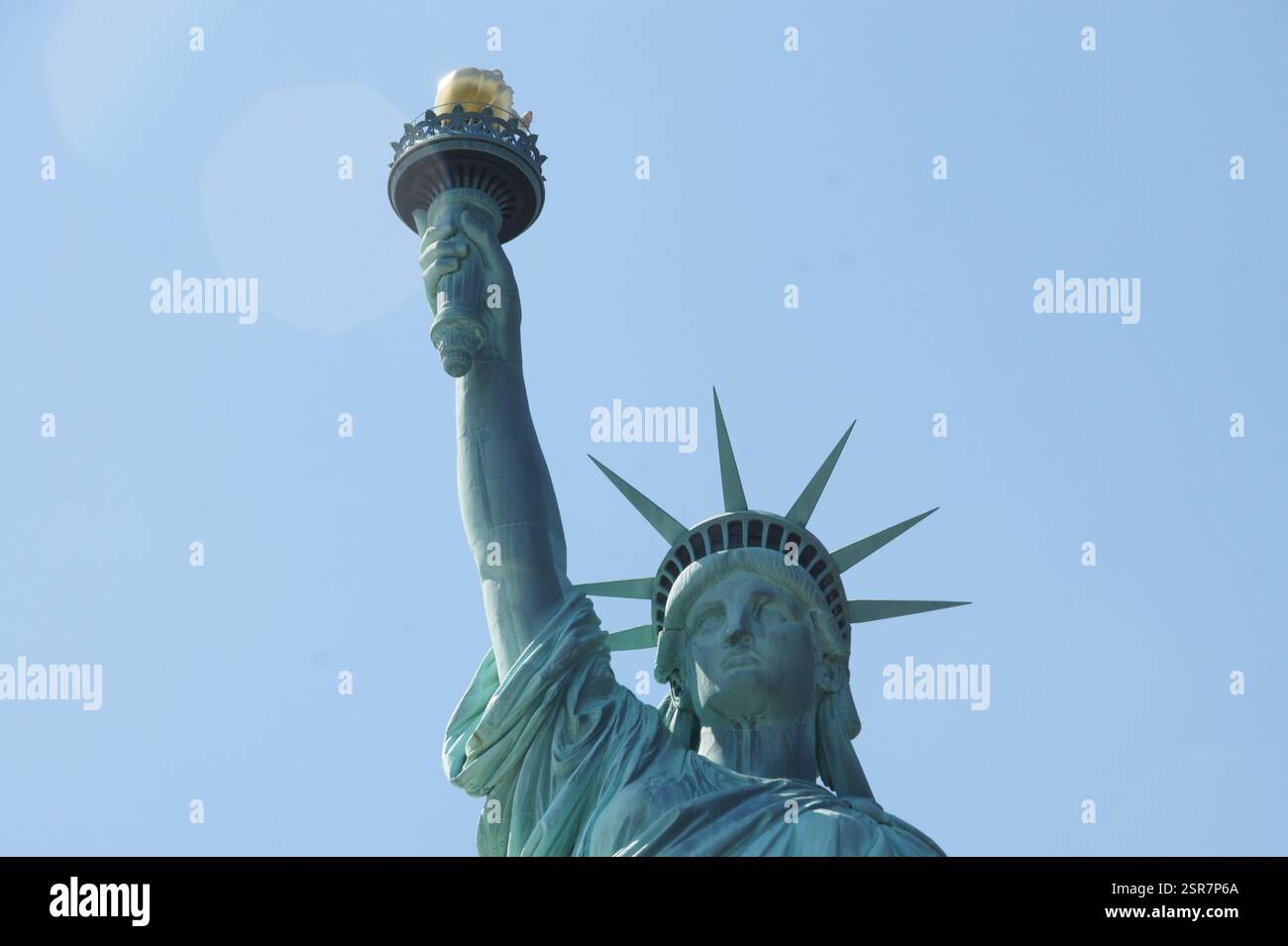 La corona della Statua della libertà di New York si svolge in un primo piano, rivelando intricati dettagli dei suoi sette punti. Un faro di libertà e speranza, la corona Foto Stock