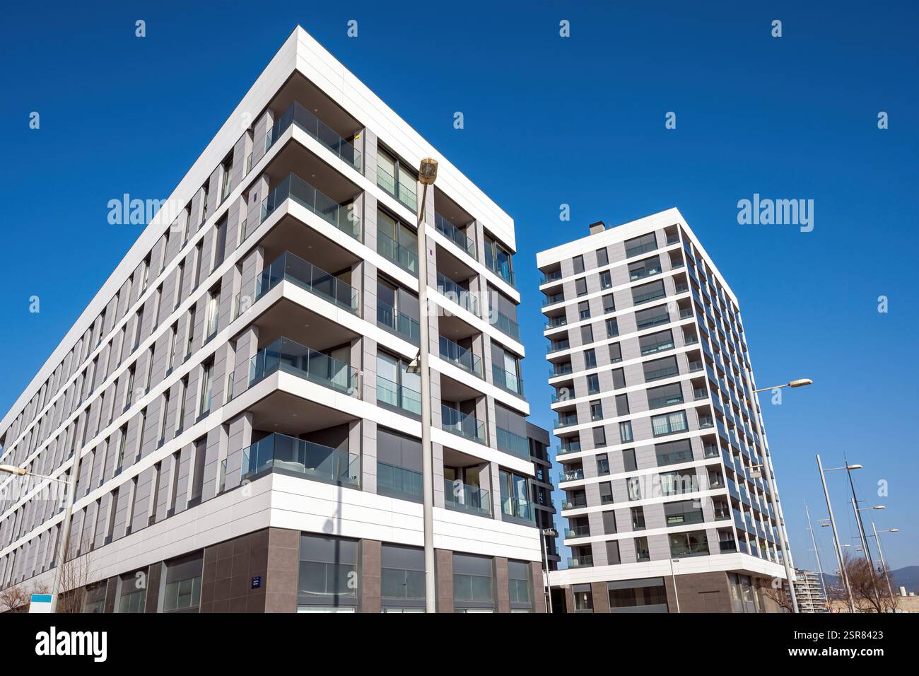 Moderni edifici di appartamenti bianchi visti a Badalona, Spagna Foto Stock
