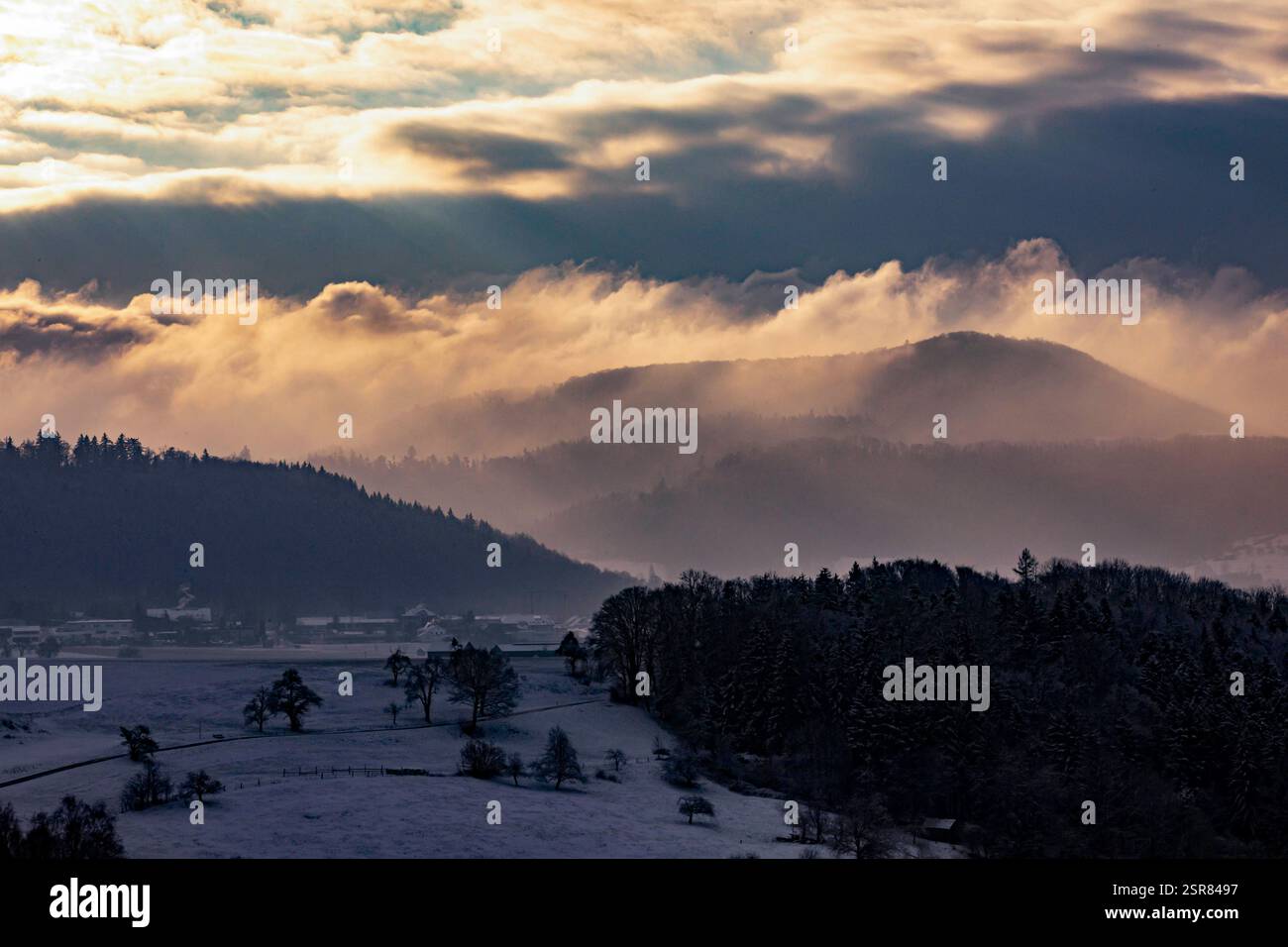 Winterlische Idylle: Sonnenaufgang über verschneiter Landschaft, die aufgehende Sonne tauchte die verschneite Landschaft der Schwäbischen Ostalb in ein warmes Licht. Blick auf den Ort Waldstetten Schwaebisch Gmuend Baden-Wuerttemberg Deutschland *** l'alba idilliaca invernale su un paesaggio innevato, il sole che sorge bagna il paesaggio innevato dell'Ostalb svevo in una luce calda Vista del villaggio Waldstetten Schwaebisch Gmuend Baden Wuerttemberg Germania Foto Stock