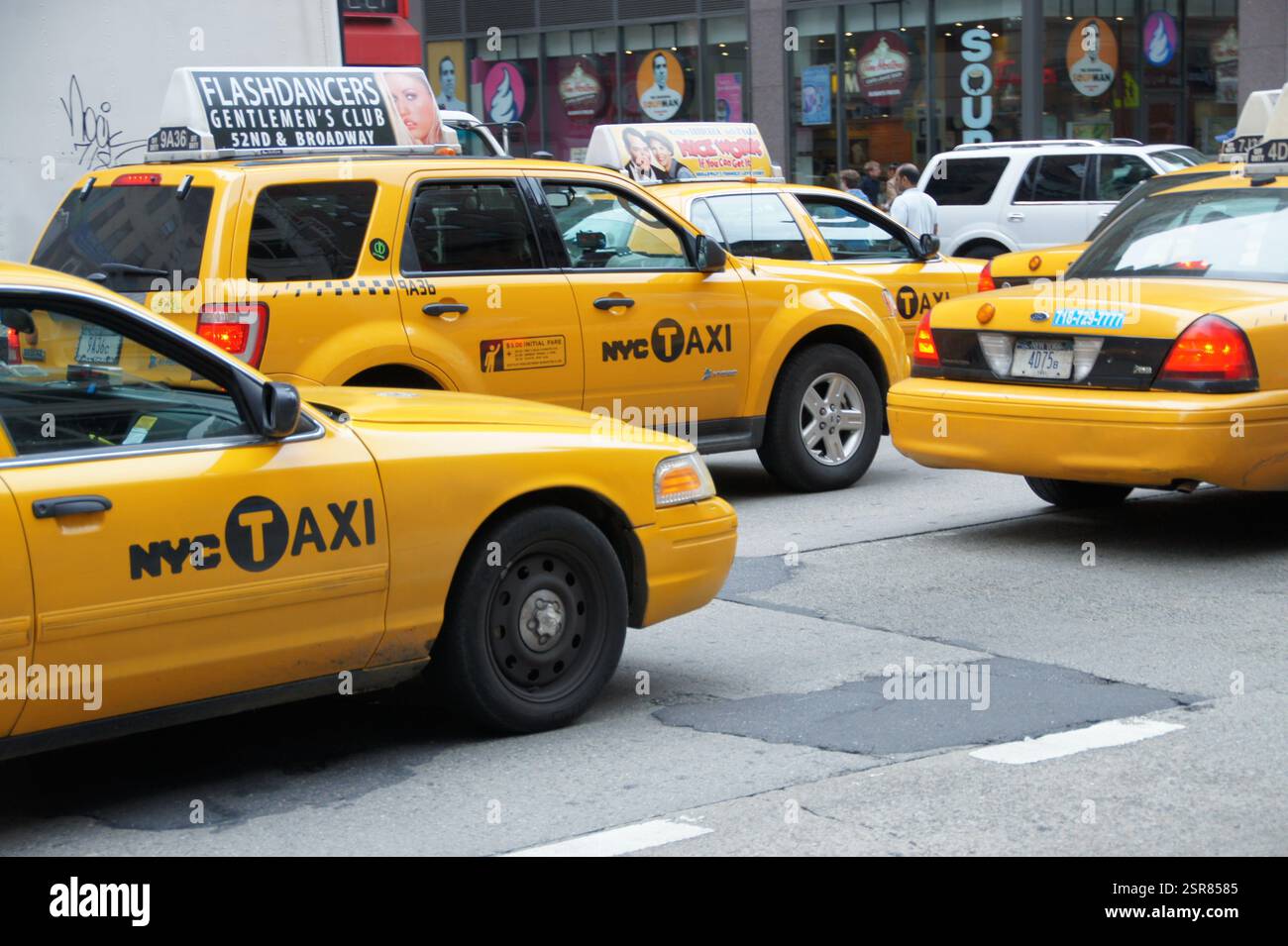 Manhattan accoglie tutti. Un autobus si inginocchia, estendendo la sua rampa fino a una figura in attesa e al loro fedele cane guida. Questa scena trascende il trasporto accessibile Foto Stock