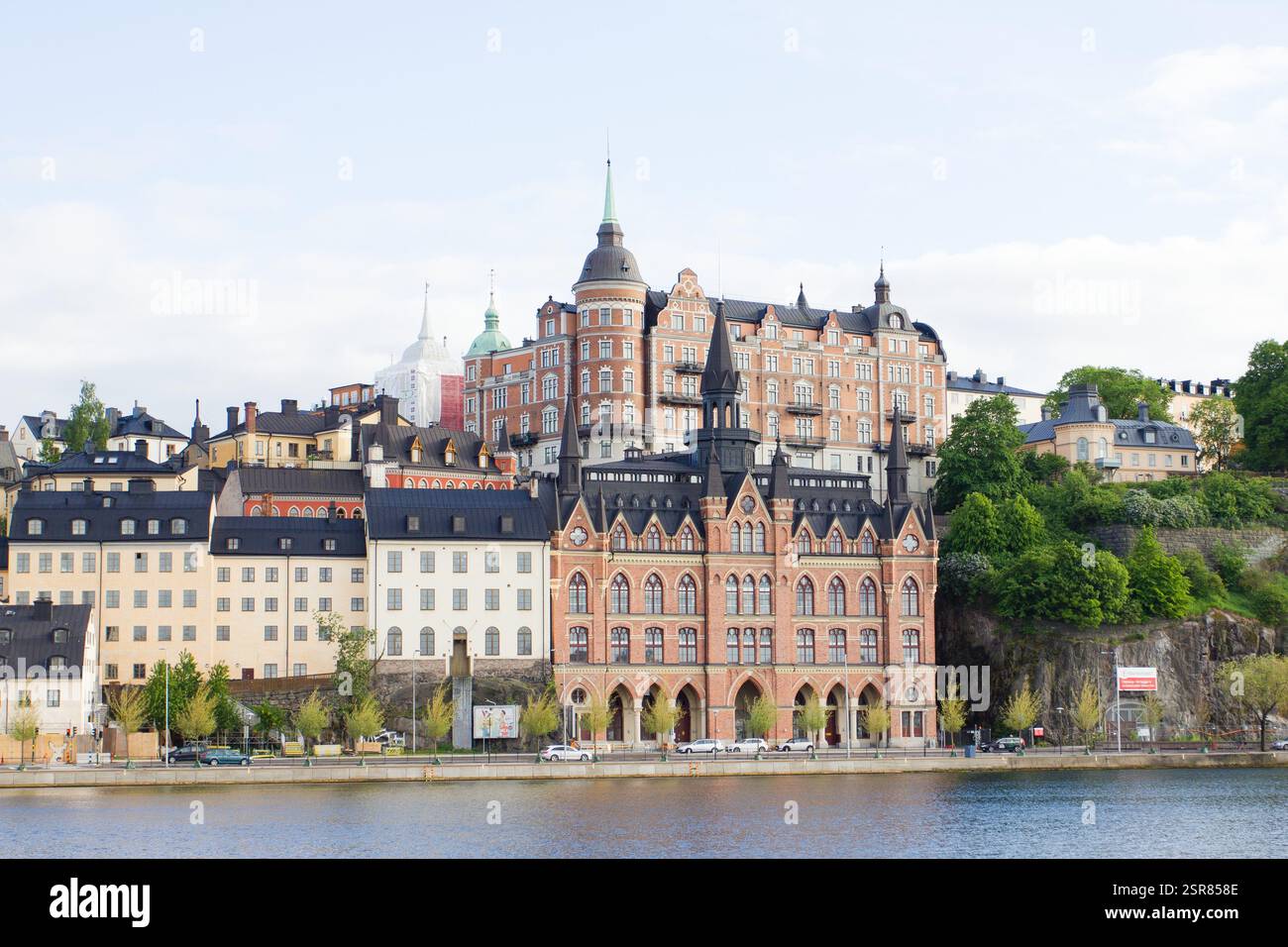 Una vista degli edifici storici lungo il lungomare di Stoccolma, Svezia, caratterizzato da un'architettura suggestiva e da un paesaggio urbano panoramico. Foto Stock Una vista degli edifici storici lungo il lungomare di Stoccolma, Svezia, caratterizzato da un'architettura suggestiva e da un paesaggio urbano panoramico. Foto Stock