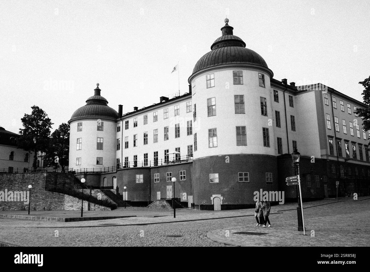 Una fotografia in bianco e nero di un edificio storico di Stoccolma, Svezia, che mostra la classica architettura europea e un'atmosfera senza tempo. Foto Stock