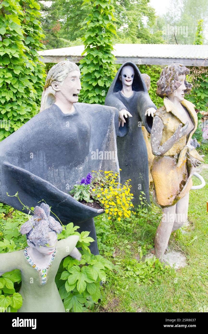 Una fila di sculture espressive al Parikkala Sculpture Park in Finlandia, raffiguranti misteriose figure umane in un ambiente da sogno. Foto Stock