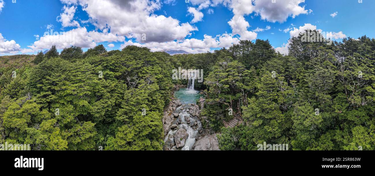 Vista dei droni alle cascate Tawhai (Gollum's Pool) sul parco nazionale Tongariro in nuova Zelanda Foto Stock