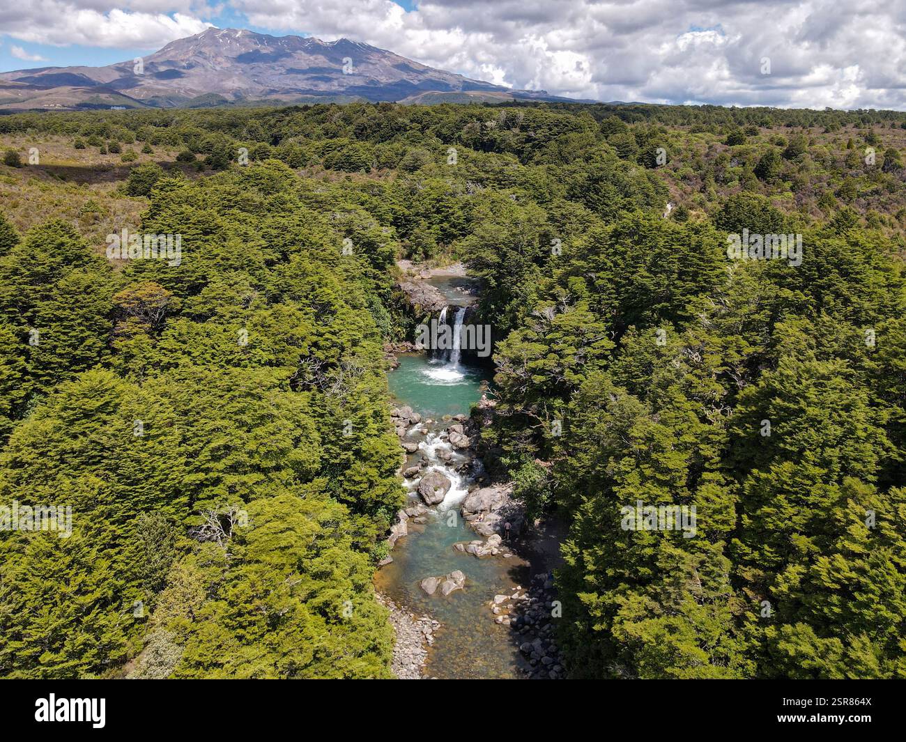 Vista dei droni alle cascate Tawhai (Gollum's Pool) sul parco nazionale Tongariro in nuova Zelanda Foto Stock