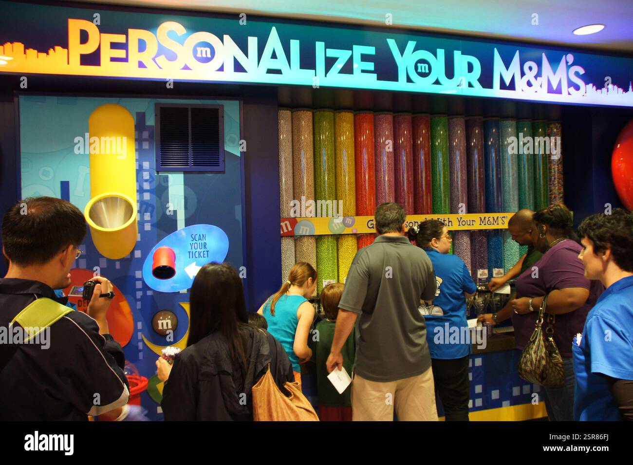 Manhattan mescola ricordi. M&M's ti invita con borse personalizzate, la possibilità di dare un tocco di gusto a un sorriso ricoperto di caramelle. Questa scena trascende un promo Foto Stock