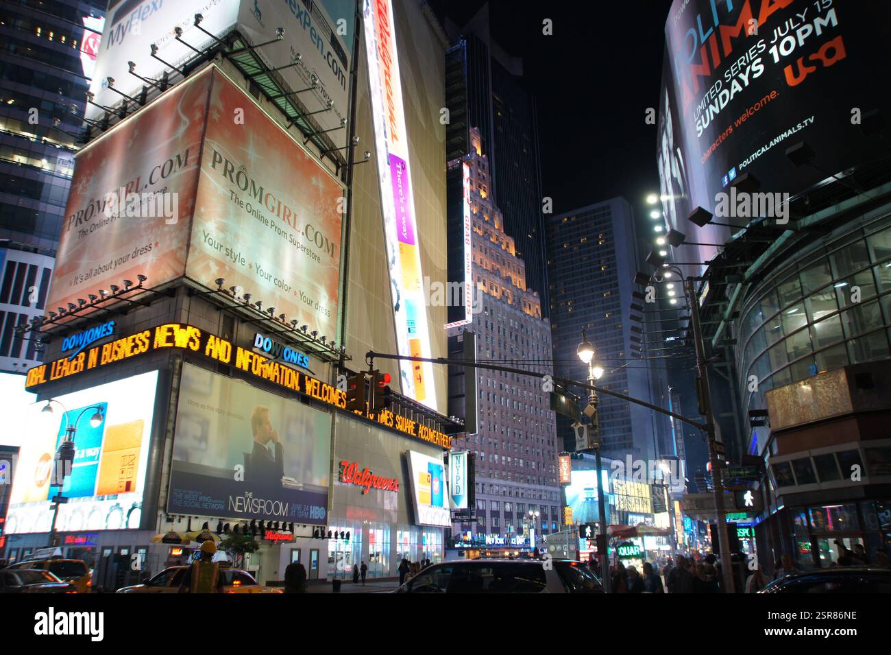 Il cuore di Manhattan batte la luce. Times Square esplode in un caleidoscopio di schermi al neon e video, una promessa di intrattenimento abbagliante per l'industria dell'informazione Foto Stock