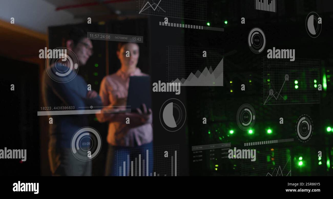 Immagine dell'elaborazione digitale dei dati su persone diverse con laptop da server informatici Foto Stock