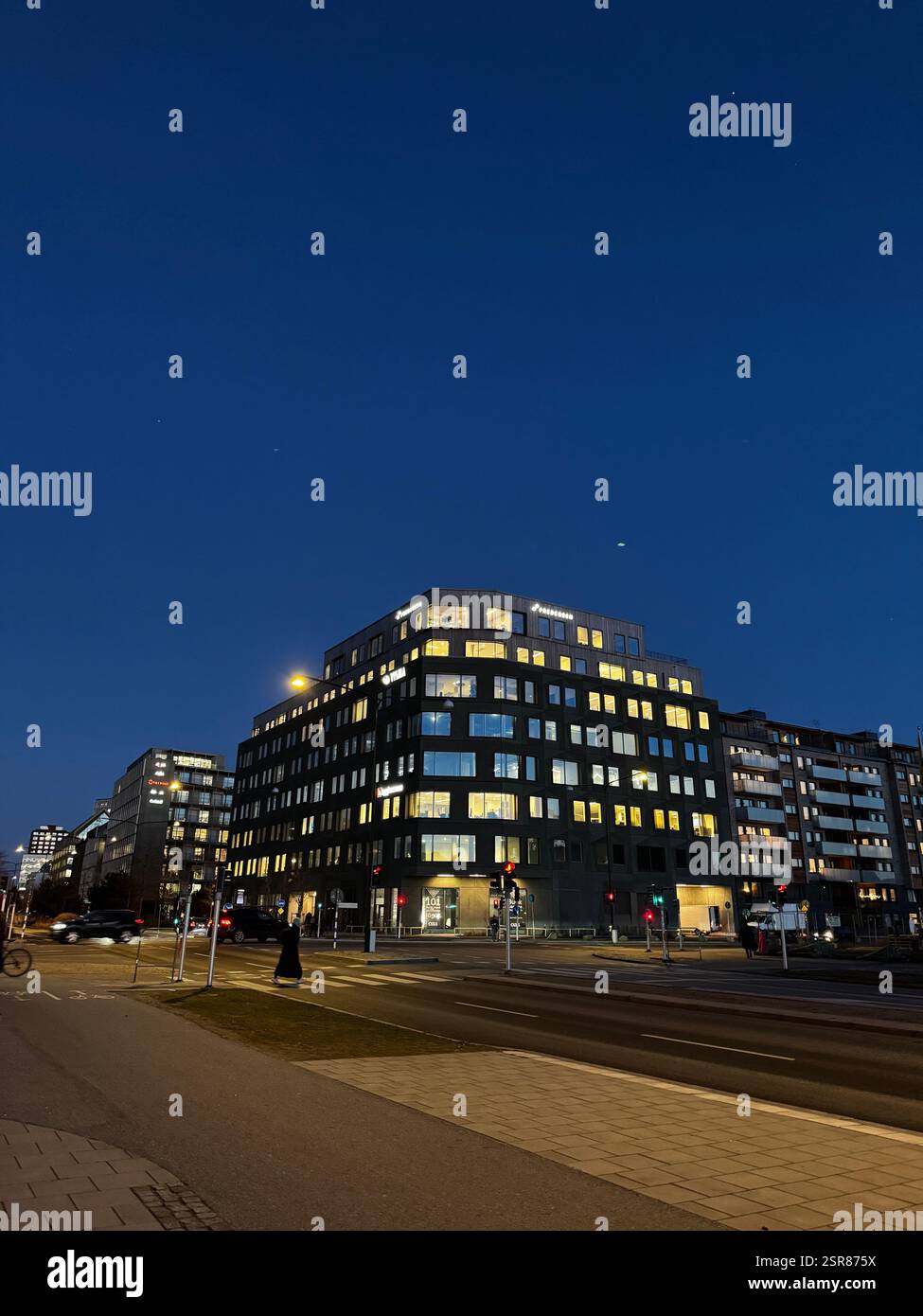 Una scena urbana di strada in un quartiere sostenibile mette in mostra la moderna architettura scandinava, una vita ecocompatibile e un cielo notturno. Foto Stock