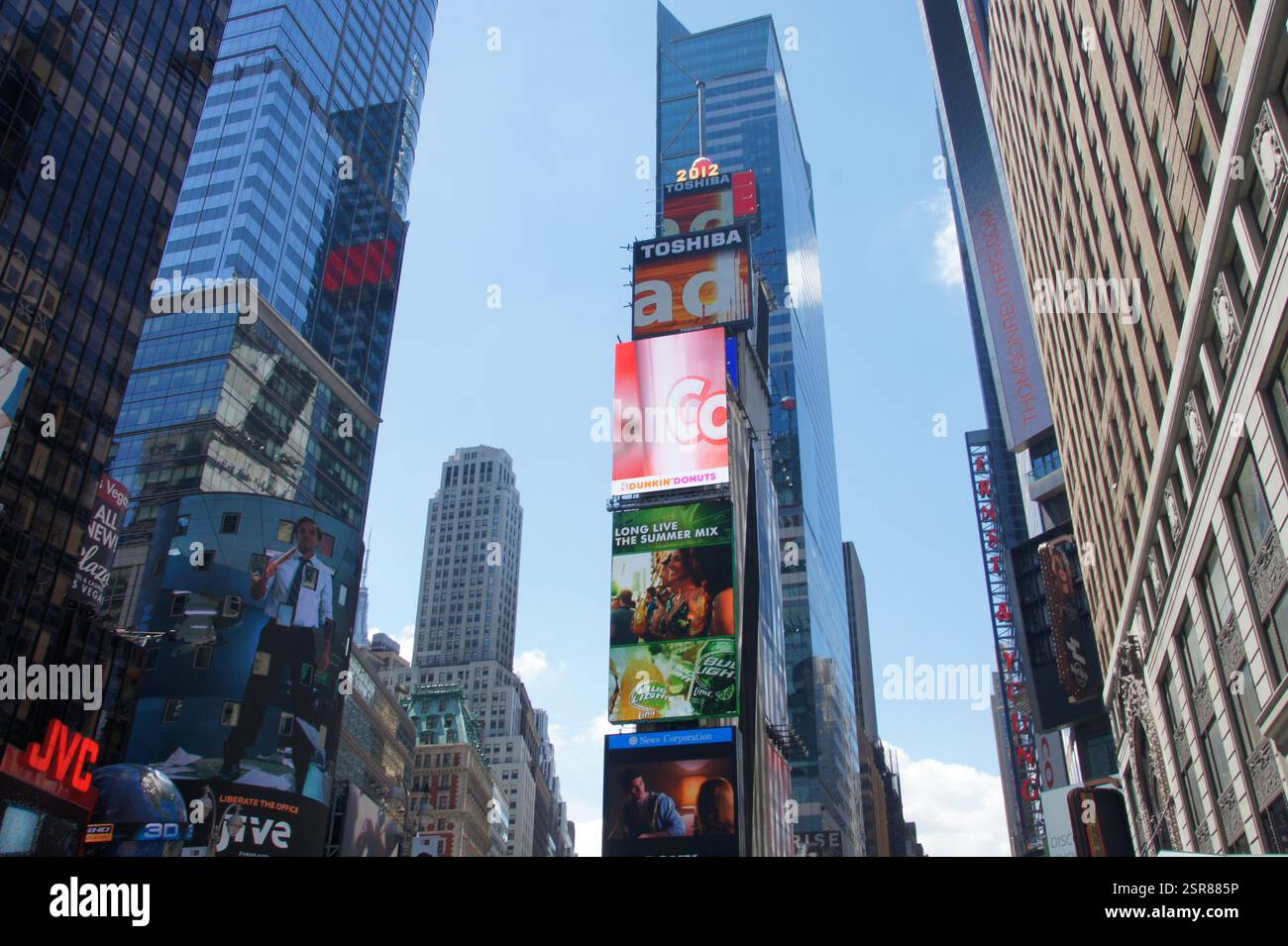 Times Square a New York, Manhattan esplode con cartelloni pubblicitari colorati di notte, uno spettacolo abbagliante che attira turisti da tutto il mondo Foto Stock