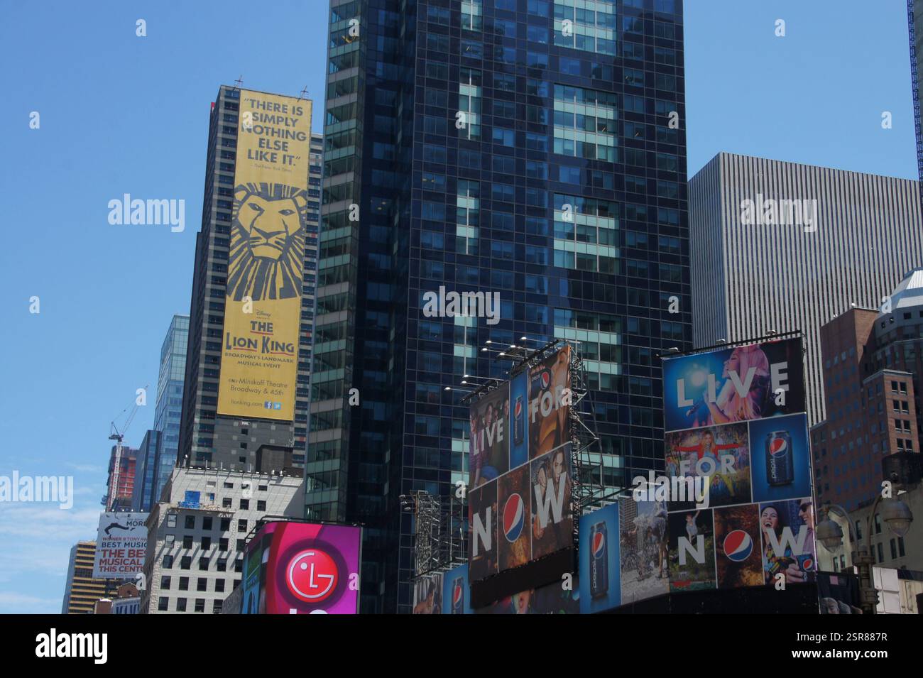 Un enorme cartellone a New York, Manhattan, domina Times Square pubblicizzando il successo di lunga data della Disney, il Re Leone, a Broadway. L'annuncio dichiara Foto Stock