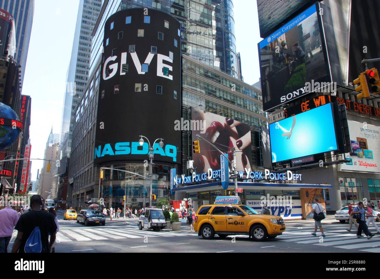 Un collage di testo che mostra l'intersezione tra finanza e media. I loghi Nasdaq, New York Stock Exchange e Sony si intrecciano con il mercato azionario d Foto Stock