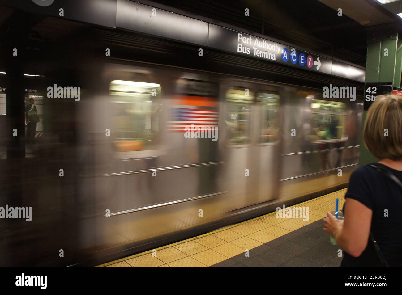 Il testo su un muro di un edificio a New York, Manhattan legge 'Port Authority Bus Terminal, 42nd Street', che probabilmente fornisce informazioni sulla posizione per il pubblico di New York Foto Stock