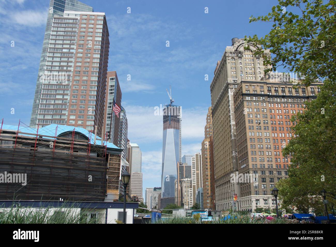 Una vista panoramica dello skyline di New York si dispiega da Battery Park, Manhattan. L'iconico One World Trade Center domina la scena, mentre l'HIS Foto Stock