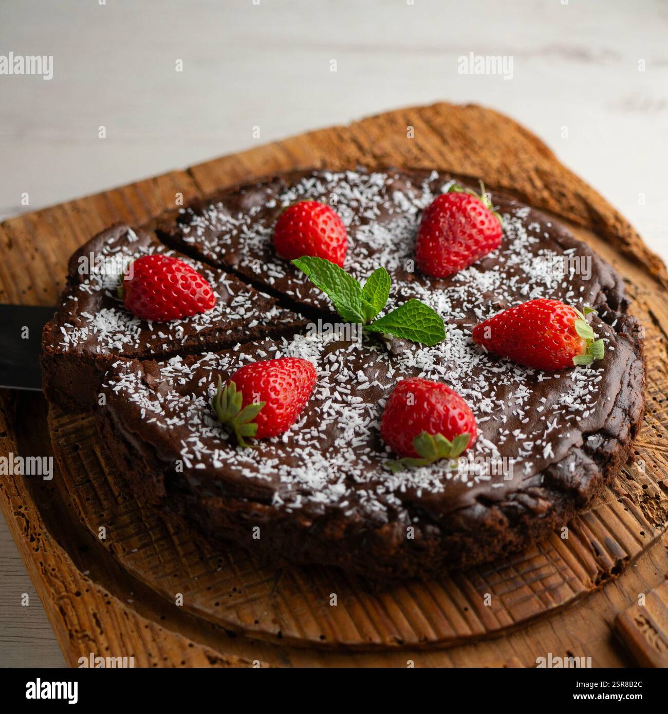 Deliziosa cheesecake dolce con cioccolato e fragole fresche. Foto Stock