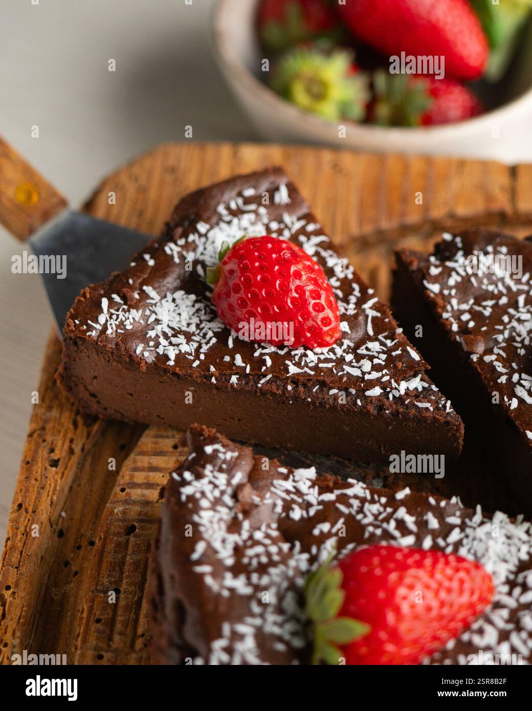 Deliziosa cheesecake dolce con cioccolato e fragole fresche. Foto Stock