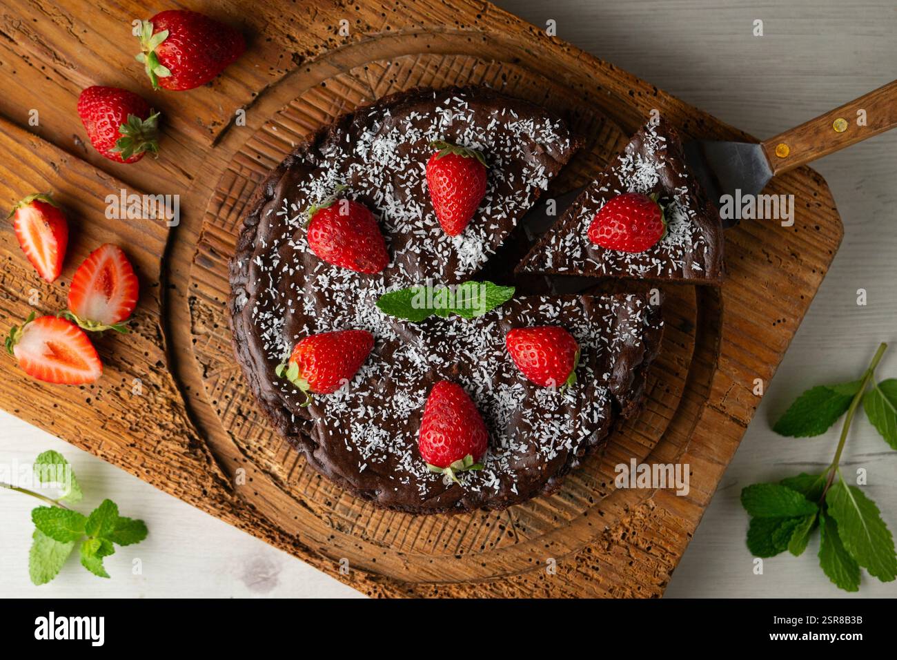 Deliziosa cheesecake dolce con cioccolato e fragole fresche. Foto Stock
