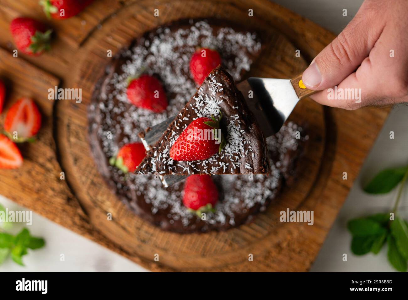Deliziosa cheesecake dolce con cioccolato e fragole fresche. Foto Stock