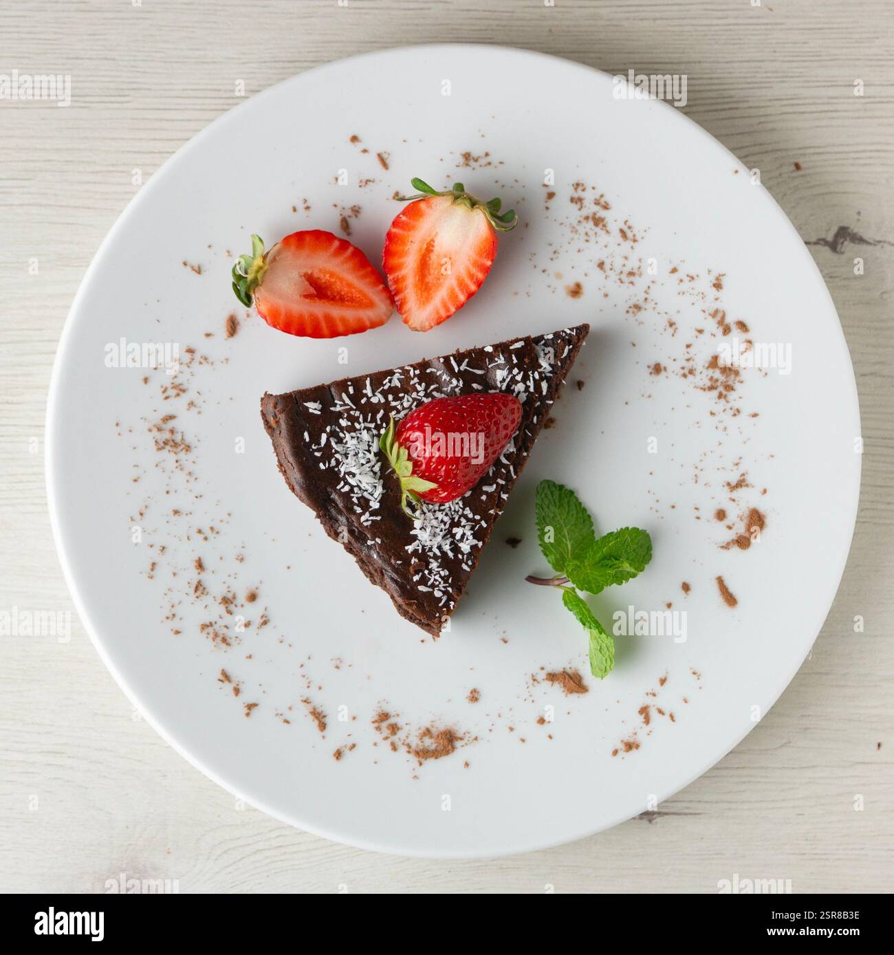 Deliziosa cheesecake dolce con cioccolato e fragole fresche. Foto Stock