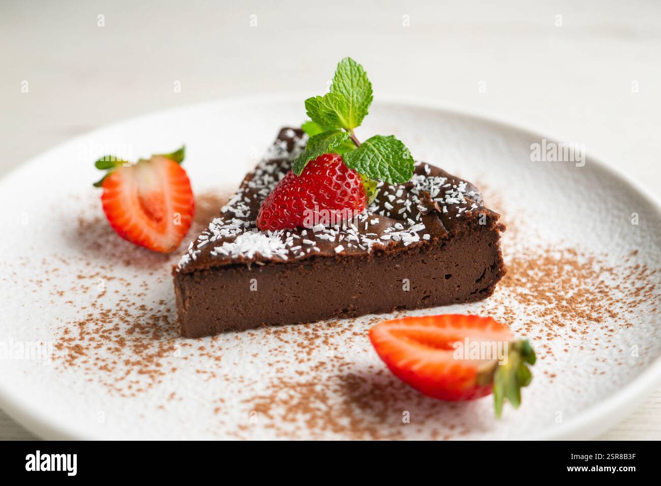 Deliziosa cheesecake dolce con cioccolato e fragole fresche. Foto Stock