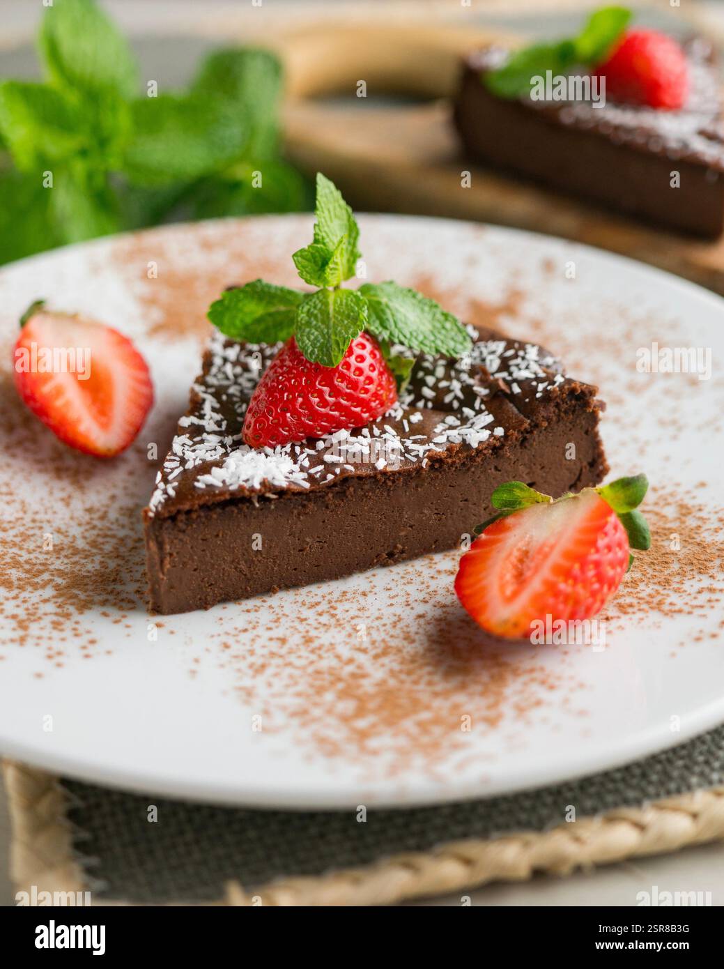 Deliziosa cheesecake dolce con cioccolato e fragole fresche. Foto Stock