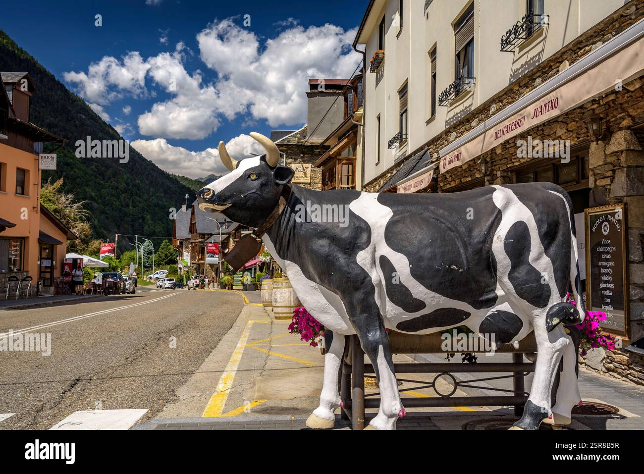 Scultura di una mucca nel villaggio di Arties, a Naut Aran (Val d'Aran, Lérida, Catalogna, Spagna, Pirenei) ESP: Scultura de una vaca en Arties Foto Stock