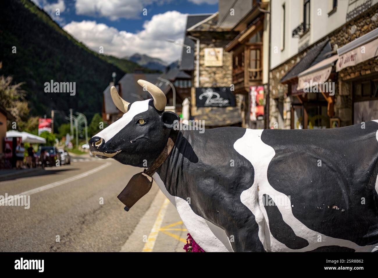 Scultura di una mucca nel villaggio di Arties, a Naut Aran (Val d'Aran, Lérida, Catalogna, Spagna, Pirenei) ESP: Scultura de una vaca en Arties Foto Stock