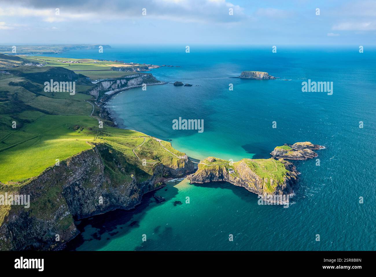 Splendida giornata al ponte Carrick-a Rede, contea di Antrim, Irlanda del Nord, Regno Unito Foto Stock