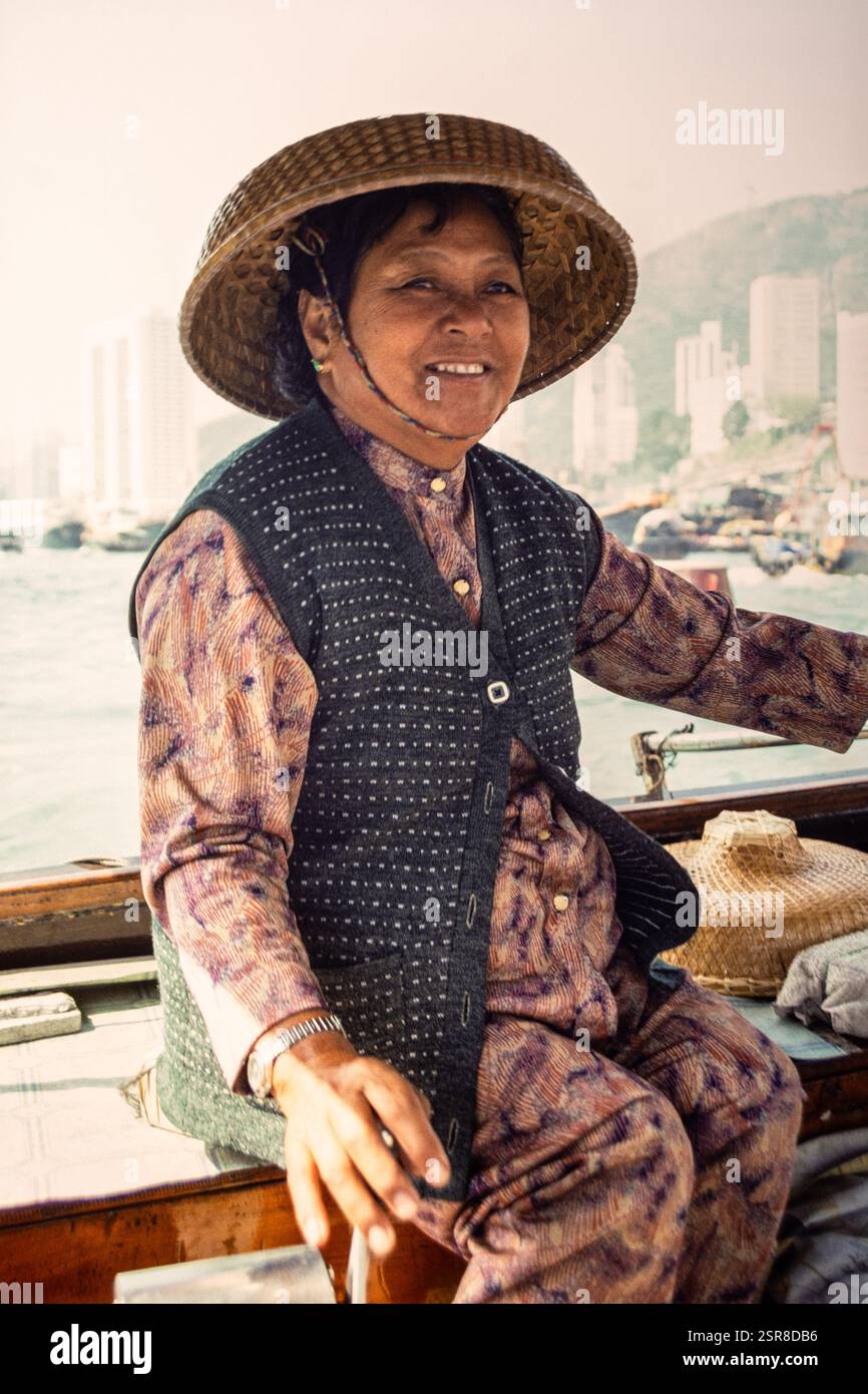 Donna cinese che guida o guida una tradizionale barca sampan per turisti nel porto di Aberdeen, Hong Kong, Asia. Foto d'archivio scattata nel 1991 Foto Stock