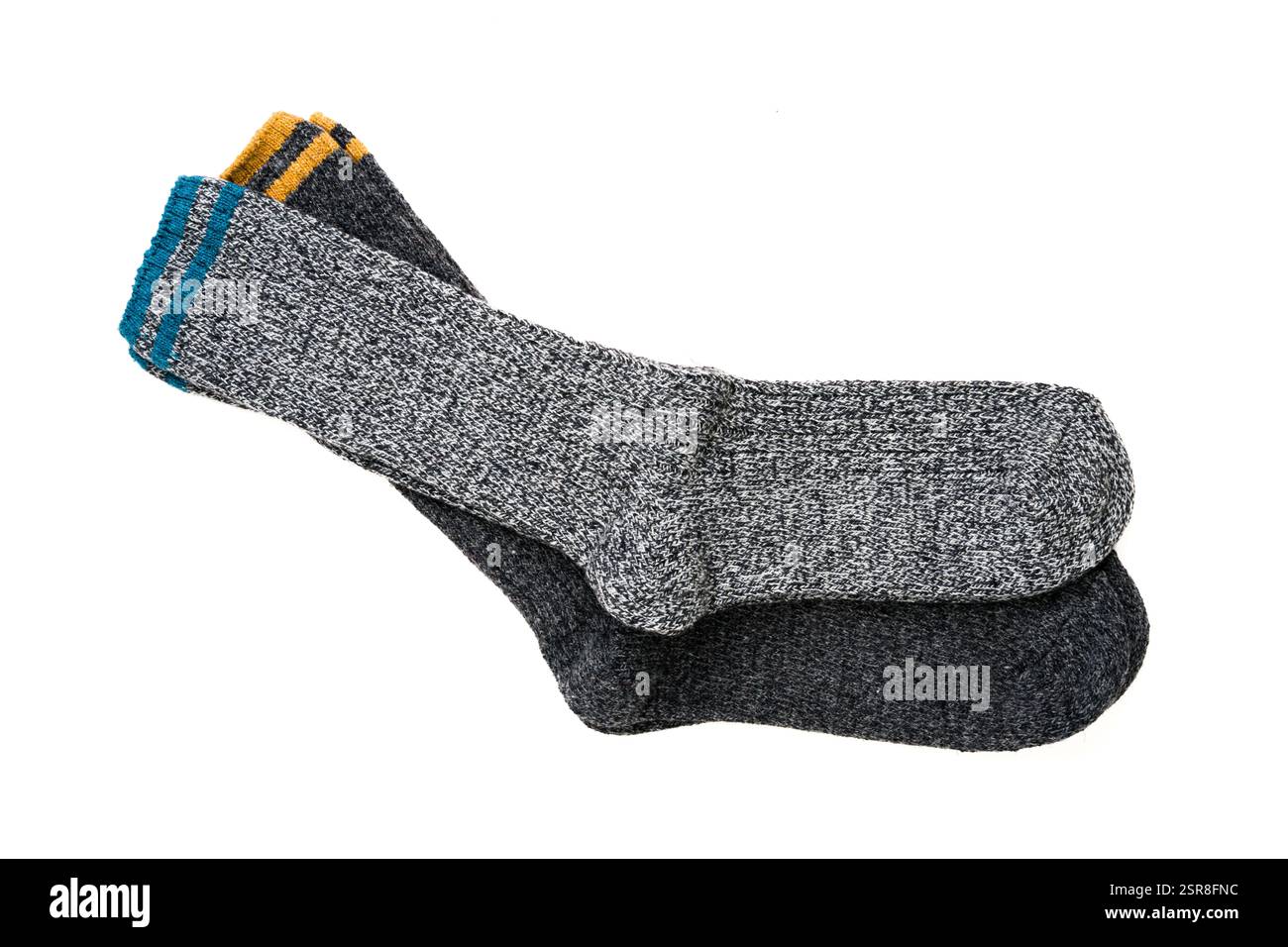 Vista dall'alto delle calze invernali in lana grigia su sfondo bianco Foto Stock
