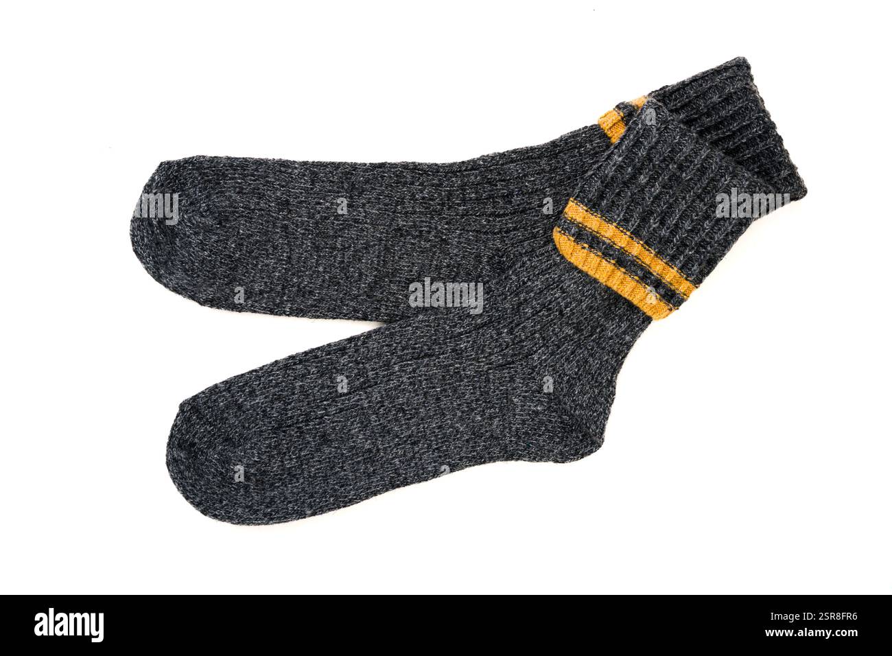 Vista dall'alto delle calze invernali in lana grigia su sfondo bianco Foto Stock