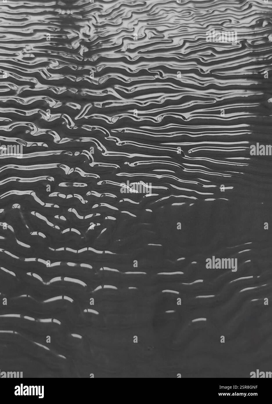 Riflessi distorti – Ripples d'acqua sulla copertina del libro in lamina di plastica Foto Stock