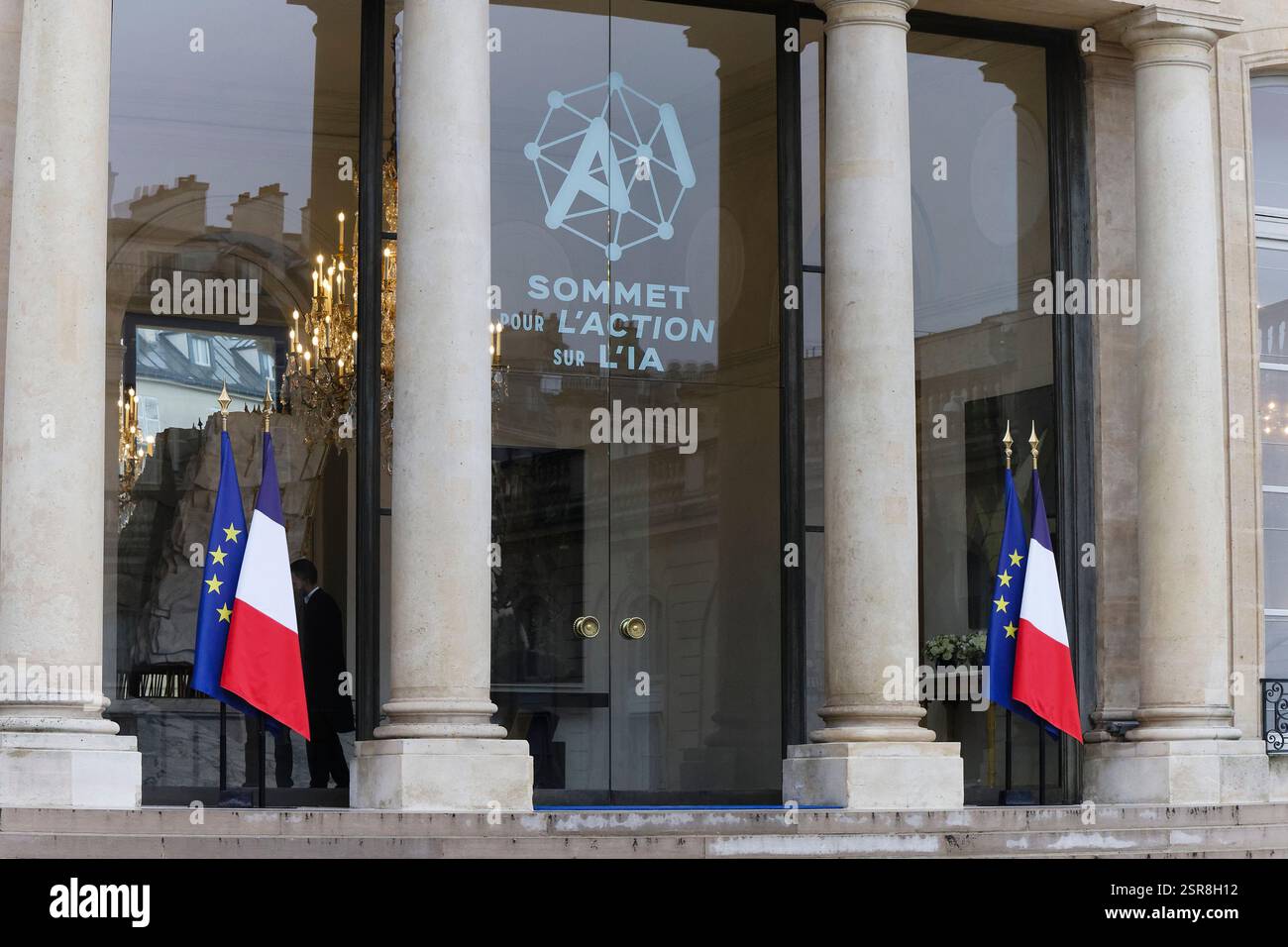 Parigi, Francia. 10 febbraio 2025. Il presidente Macron riceve Kyriakos Mitsotakis, primo ministro della Repubblica ellenica, presso il Palazzo dell'Eliseo. Foto Stock