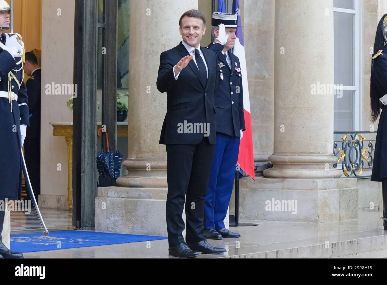 Parigi, Francia. 10 febbraio 2025. Il presidente Macron riceve Kyriakos Mitsotakis, primo ministro della Repubblica ellenica, presso il Palazzo dell'Eliseo. Foto Stock