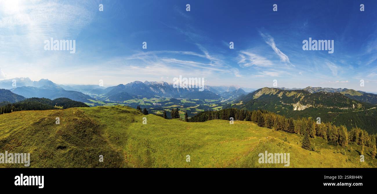 Colpo di drone, alla cima del Taborberg con vista sulle montagne Lammertal e Tennengebirge, sul gruppo Osterhorn, Salzkammergut, nella provincia di Salisburgo Foto Stock