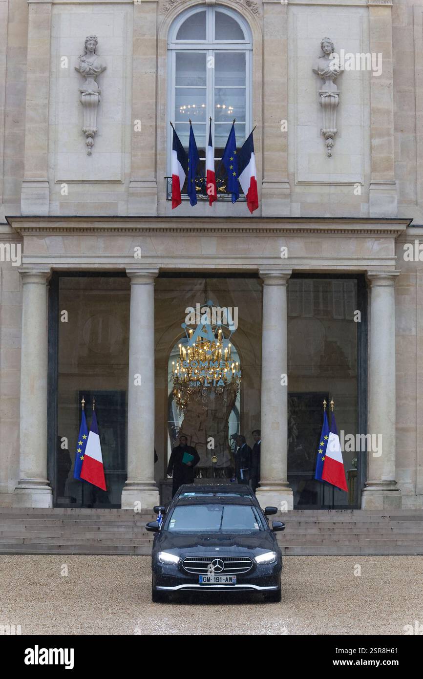 Parigi, Francia. 10 febbraio 2025. Il presidente Macron riceve Kyriakos Mitsotakis, primo ministro della Repubblica ellenica, presso il Palazzo dell'Eliseo. Foto Stock