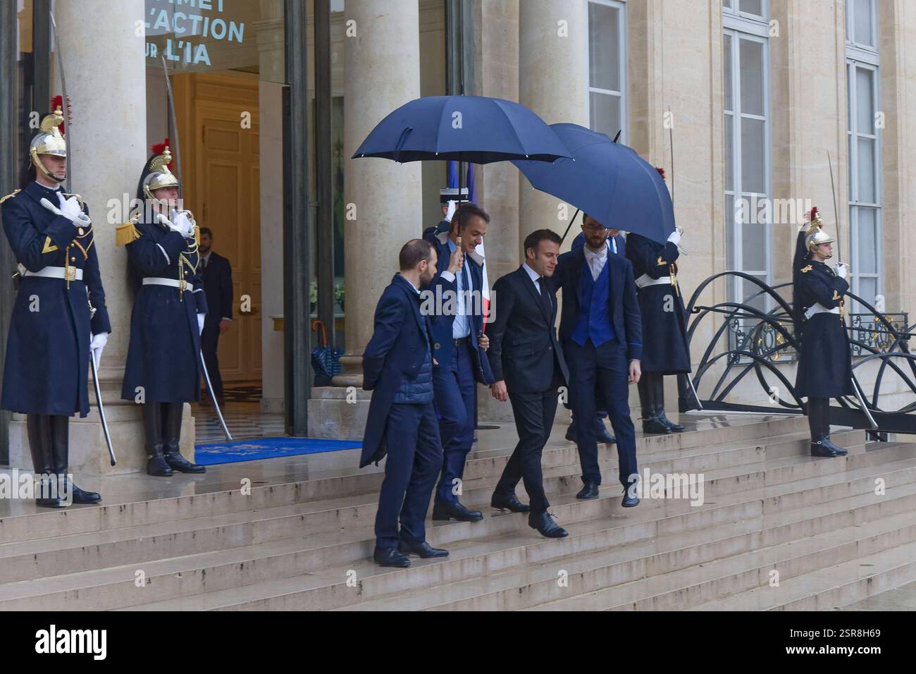 Parigi, Francia. 10 febbraio 2025. Il presidente Macron riceve Kyriakos Mitsotakis, primo ministro della Repubblica ellenica, presso il Palazzo dell'Eliseo. Foto Stock